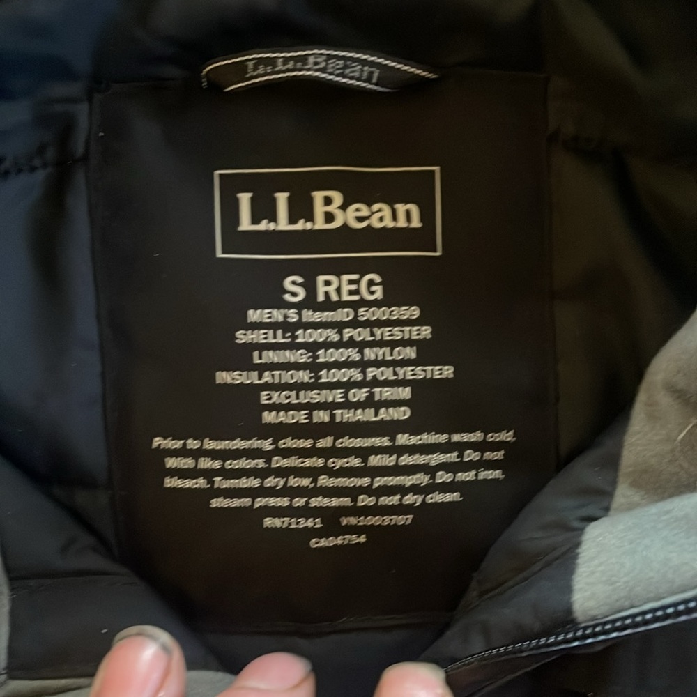 I’m selling a L.L bean jacket with adjustable hood great shape like new - Picture 2 of 2